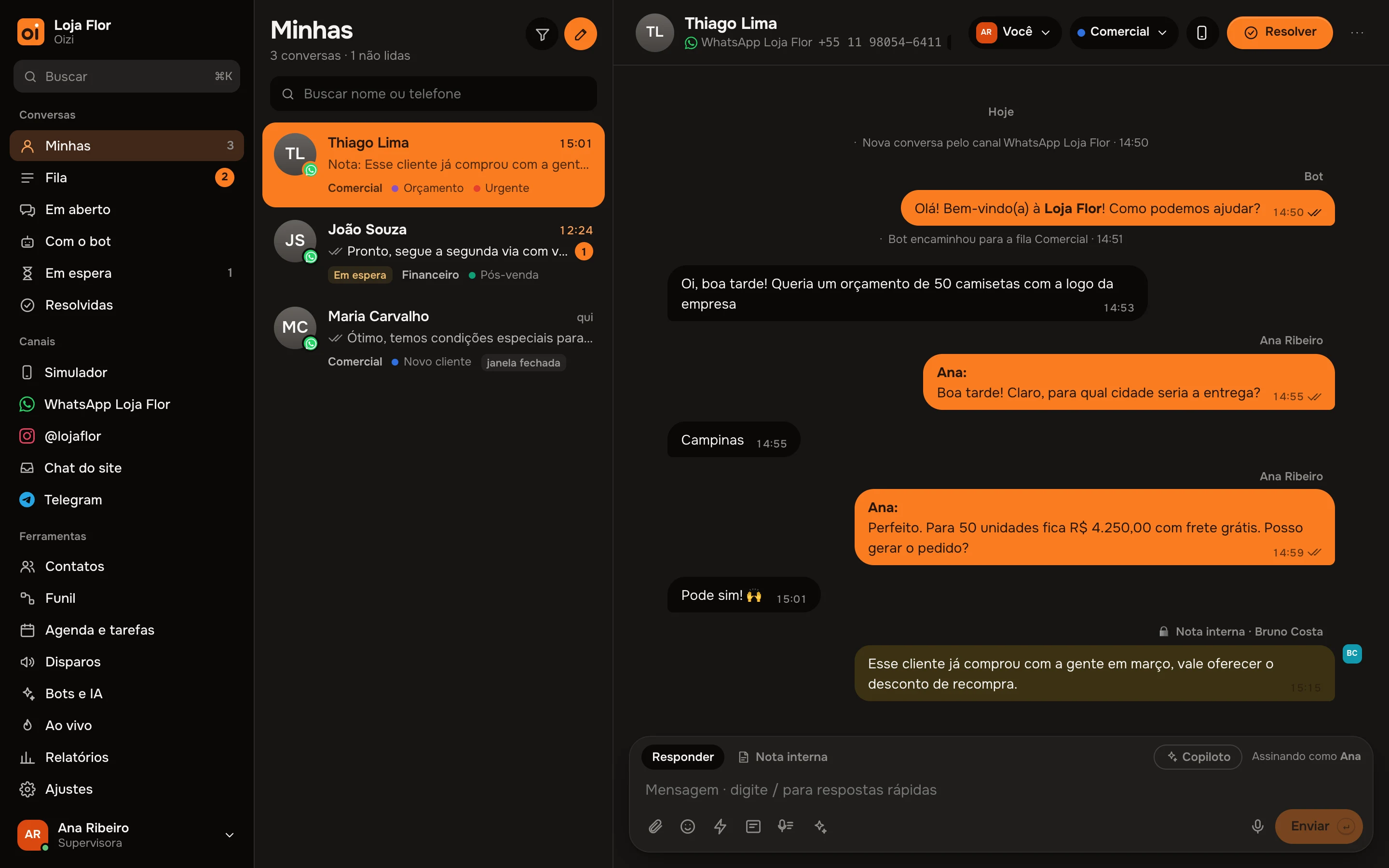 O Oizi no tema escuro: barra lateral com caixas e canais, lista de conversas e uma conversa de WhatsApp com mensagens em tangerina