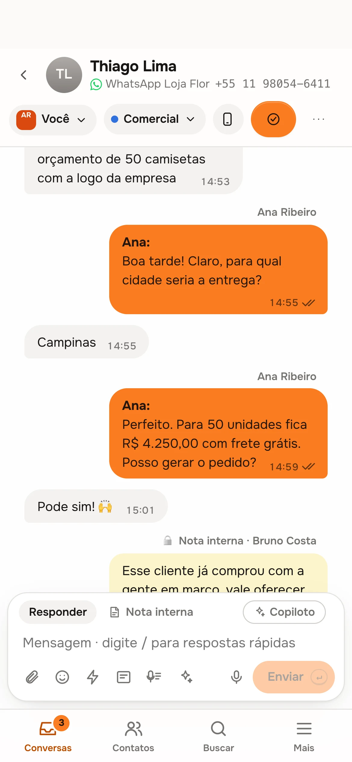 Oizi no celular: conversa de WhatsApp com mensagens em tangerina e uma nota interna